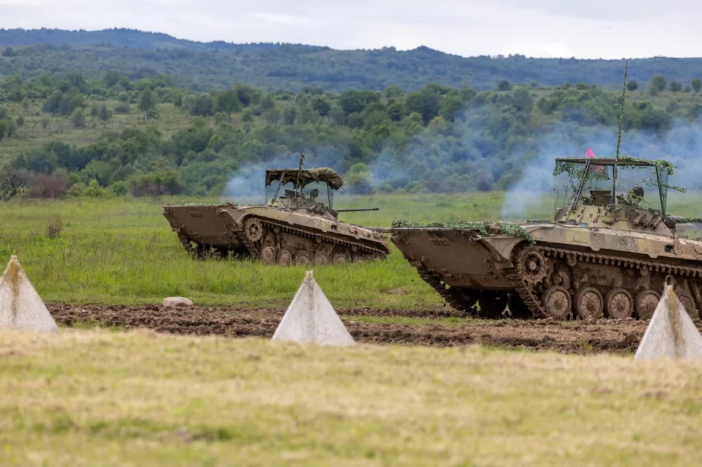 В "полку замангаленных" прибыло - на этот раз простенькими защитными козырьками обзавелись Т-72М, Leopard 2A4 и БМП-2 армии Словакии
