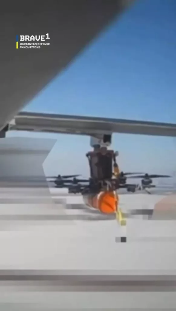 Кадры испытаний украинского БПЛА самолётного типа, выступающего в качества носителя двух FPV-дронов