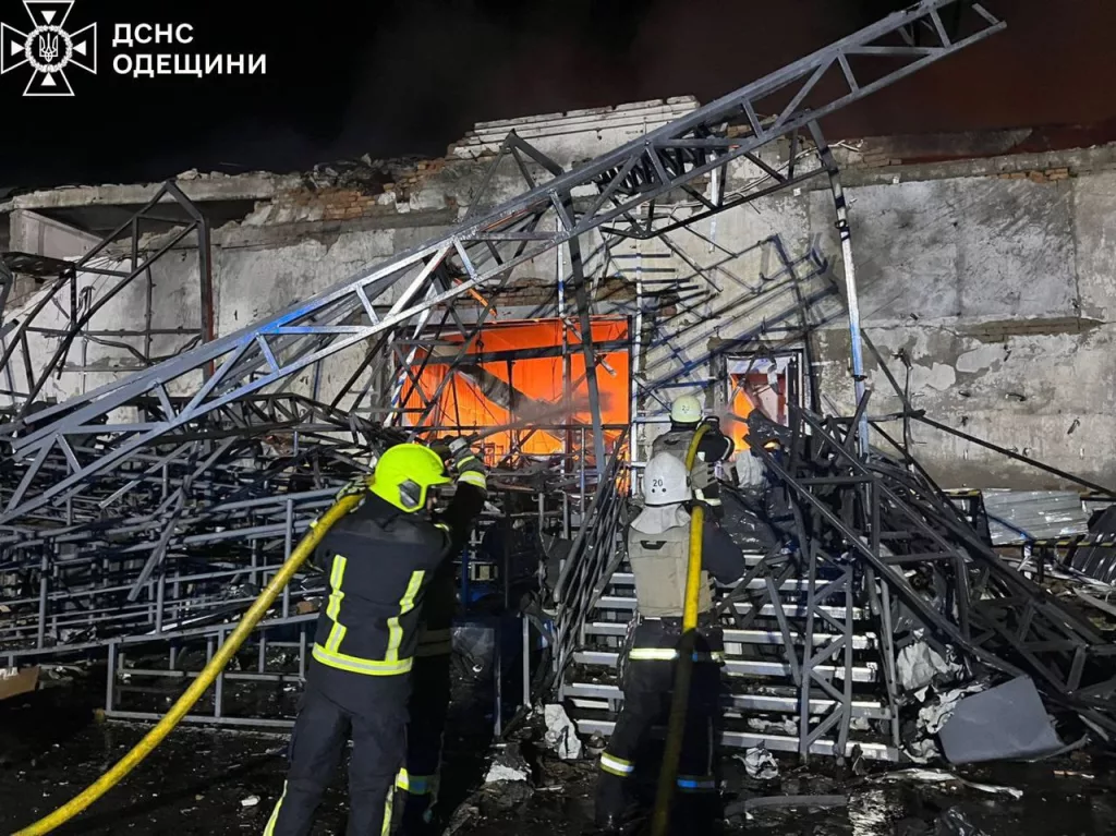 В Измаиле Одесской области после воздушной атаки сгорел склад "Новой Почты"