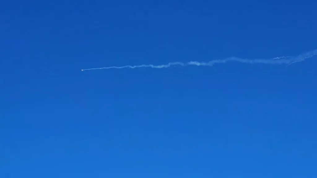 Хорошо видимый момент выстрела корректируемого боеприпаса ЗОФ95 «Краснополь-М» из 152-мм САУ «Мста-С» по позиции ВСУ, расположенной в посадке