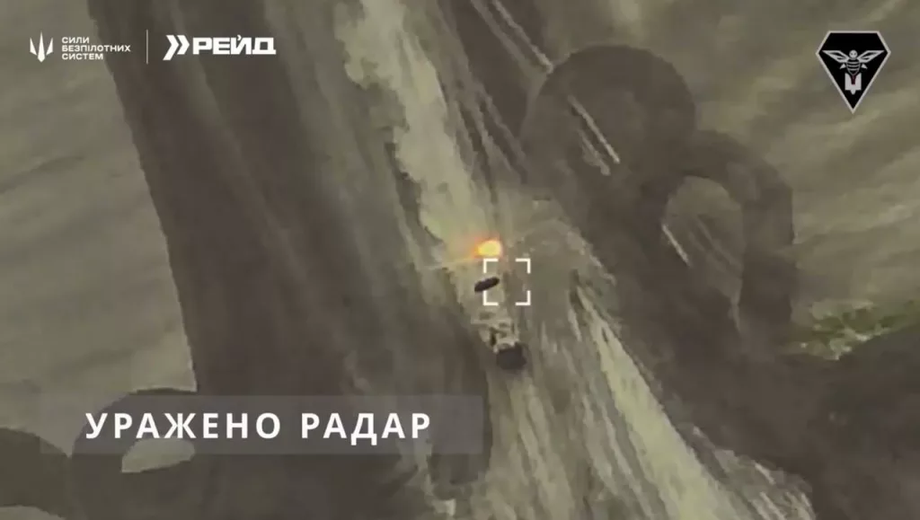 Поражение украинским FPV-дроном, как утверждается, трёхкоординатного корабельного многофункционального РЛК «Заслон», установленного на колёсной базе. Степень повреждения остаётся неизвестной
