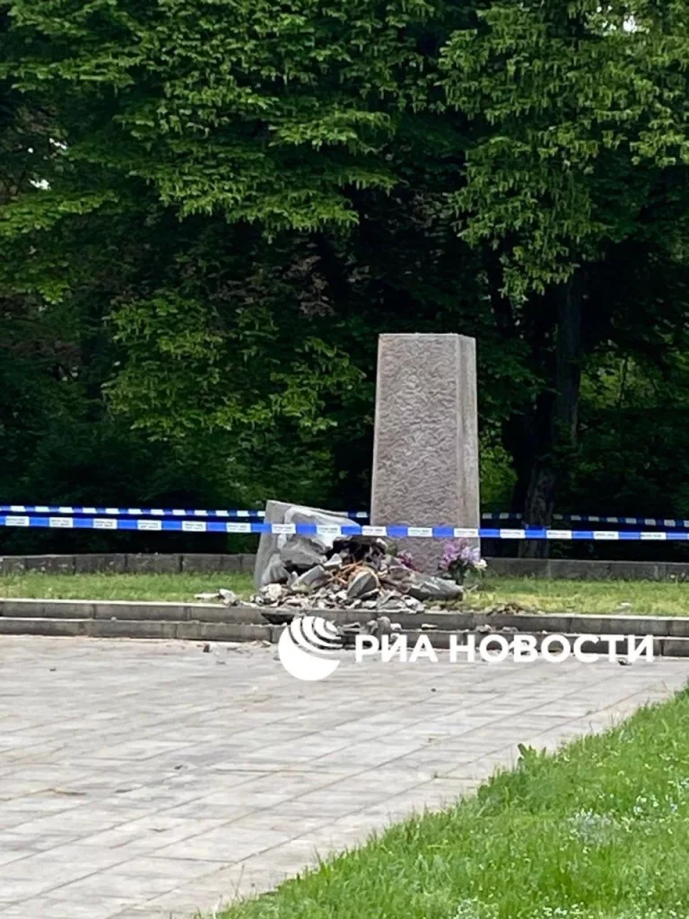 Вандализм к 9 мая: в Чехии разрушен памятник советскому солдату