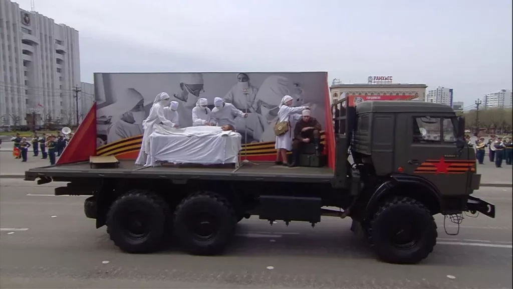 В Хабаровске на параде прошли полноценные диорамы из прошлого и настоящего, устроенные в кузовах армейских КАМАЗов