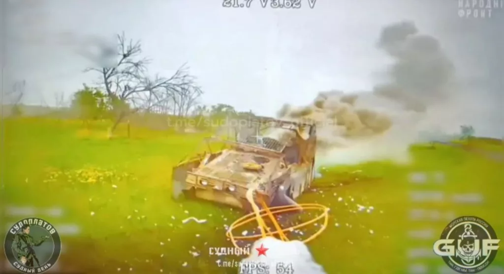 Май. Константиновское направление. Уничтожение FPV-дроном "ВТ-40" британского FV103 Spartan в районе н.п. Дылеевка. Объективный контроль в момент удара по технике фиксирует дрон на оптоволокне