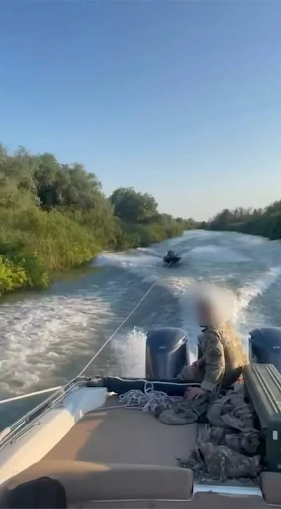 В документальном фильме ГУР о безэкипажных катерах показаны кадры вывода БЭК по рукавам Днепра путём транспортировки на тросах моторными лодками одной из гсн «Group-13»