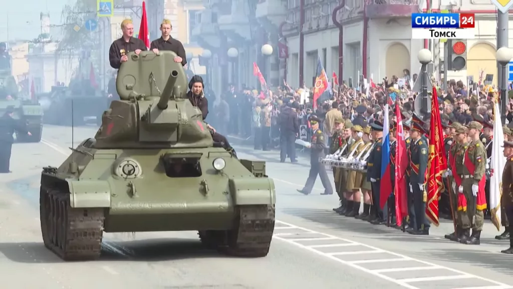 Еще одной хорошей исторической реконструкцией, плавно переходящей в современность, порадовал парад в Томске