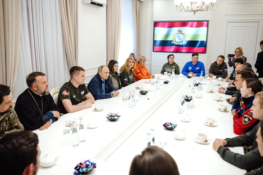 Визит Путина в Курскую область, совпавший по времени с крупнейшим за последнее время налётом украинских беспилотников на этот регион, дополнительно подчёркивает несостоятельность заявлений Киева о готовности к переговорам