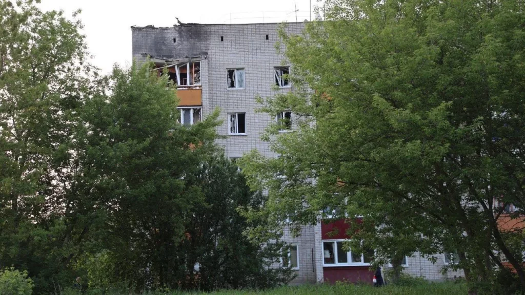 В Ельце (Липецкая область) возник пожар на территории завода после массированной атаки БПЛА