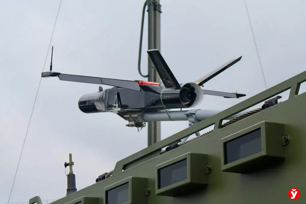 На международной выставке вооружений MILEX-2025 белорусская компания «ОКБ ТСП» представила командно-штабную машину управления огнем артиллерии «Арба»