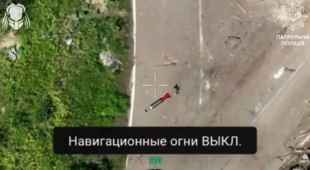 Новый эпизод войны дронов: уничтожение ударами украинских FPV-дронов и сбросами российских FPV-дронов, находящихся в засаде в ожидании проезжающего транспорта противника