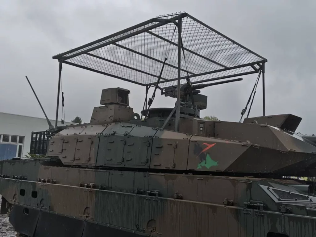 А это уже танки Type 90 и Type 10 сил самообороны Японии с первыми «мангальчиками»