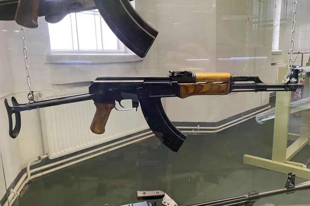 7,62-мм автоматы Калашникова АК и АКС с фрезированными (1949 г.) и штампованными (1953 г.) ствольными коробками