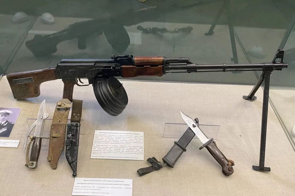 7,62-мм автоматы Калашникова модернизированные АКМ со штыками-ножами 6Х3 и 6Х4