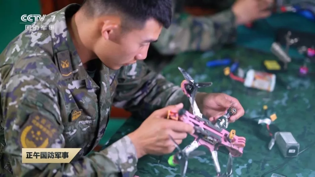 Кадры из репортажа о «студии инноваций в области БПЛА» народной вооружённой полиции Китая, на которых представлены FPV-дроны, включая оптоволоконные, и 3D-принтеры для печати компонентов