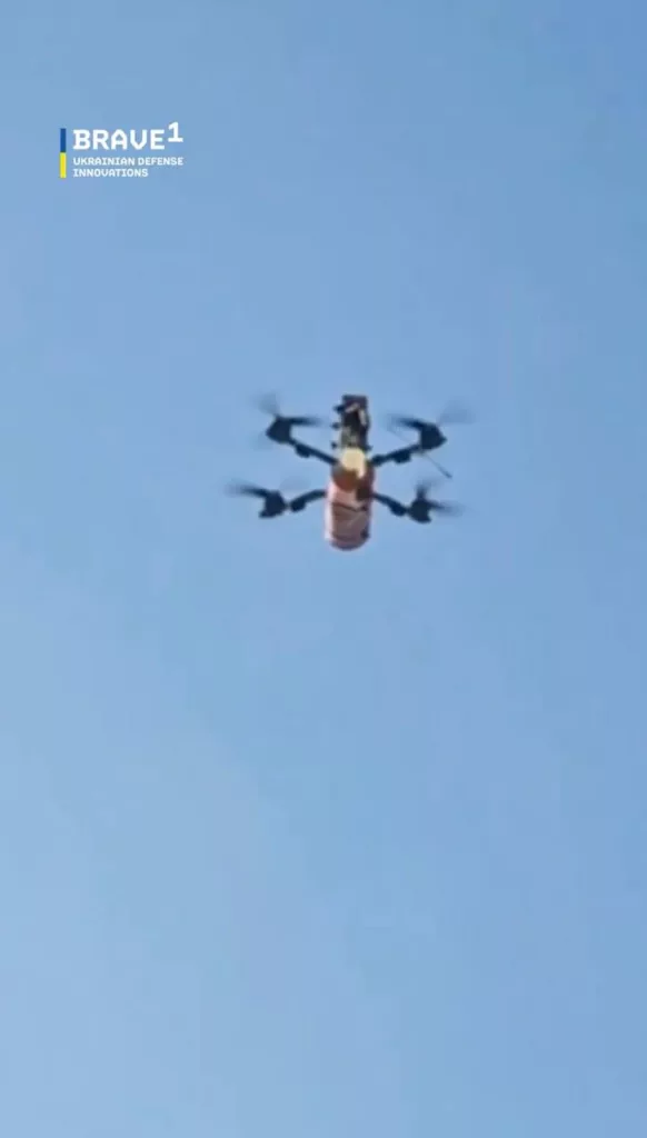 Кадры испытаний украинского БПЛА самолётного типа, выступающего в качества носителя двух FPV-дронов
