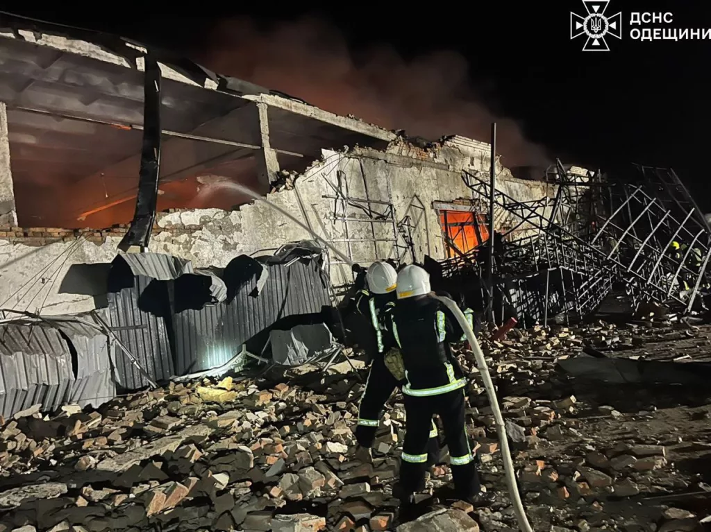 В Измаиле Одесской области после воздушной атаки сгорел склад "Новой Почты"