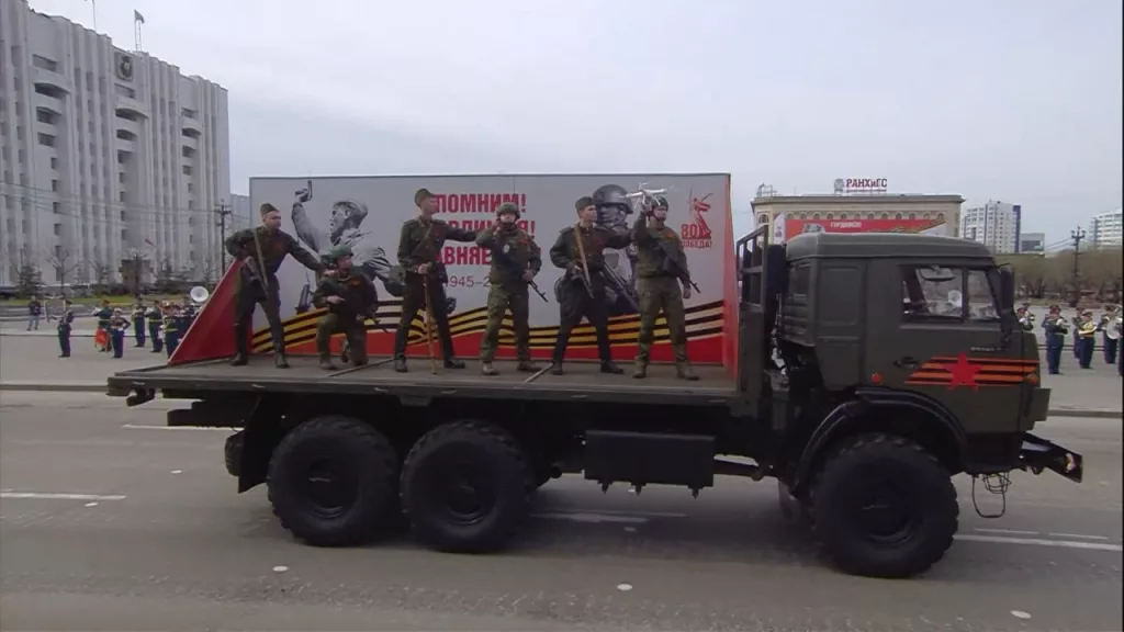 В Хабаровске на параде прошли полноценные диорамы из прошлого и настоящего, устроенные в кузовах армейских КАМАЗов