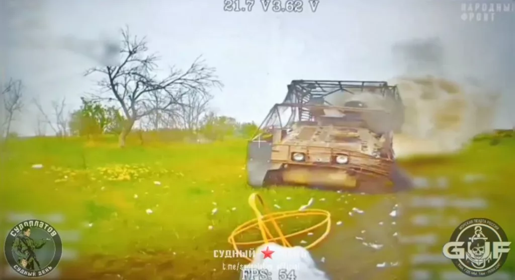 Май. Константиновское направление. Уничтожение FPV-дроном "ВТ-40" британского FV103 Spartan в районе н.п. Дылеевка. Объективный контроль в момент удара по технике фиксирует дрон на оптоволокне