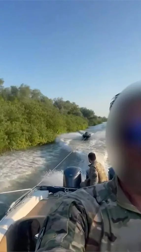 В документальном фильме ГУР о безэкипажных катерах показаны кадры вывода БЭК по рукавам Днепра путём транспортировки на тросах моторными лодками одной из гсн «Group-13»