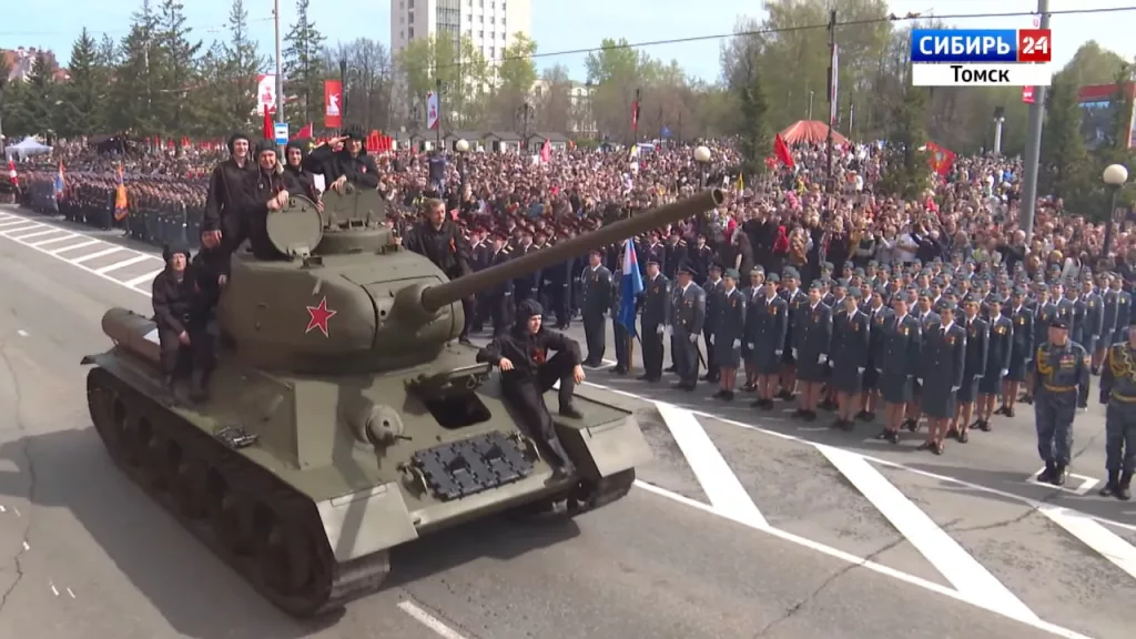 Еще одной хорошей исторической реконструкцией, плавно переходящей в современность, порадовал парад в Томске