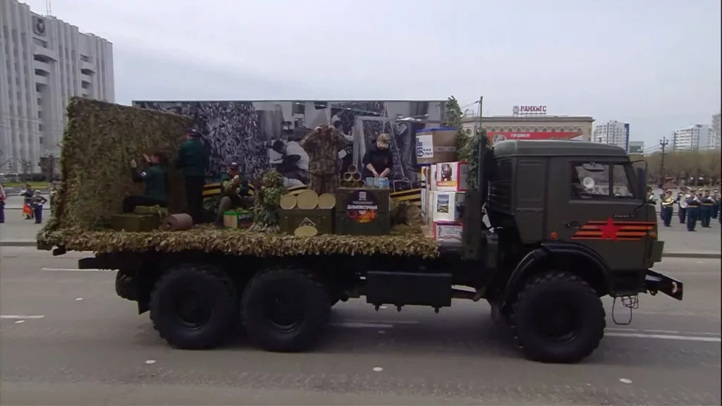 В Хабаровске на параде прошли полноценные диорамы из прошлого и настоящего, устроенные в кузовах армейских КАМАЗов