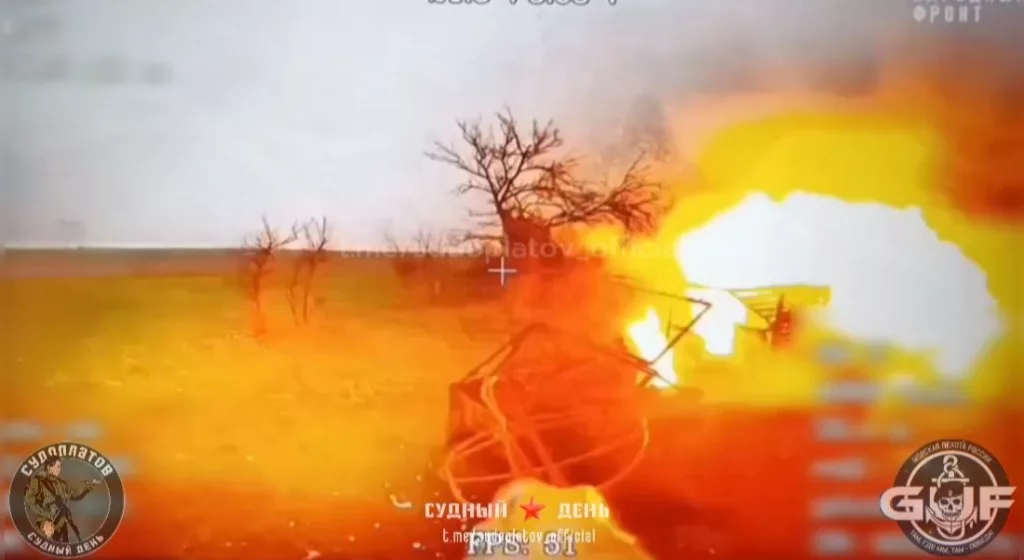 Май. Константиновское направление. Уничтожение FPV-дроном "ВТ-40" британского FV103 Spartan в районе н.п. Дылеевка. Объективный контроль в момент удара по технике фиксирует дрон на оптоволокне