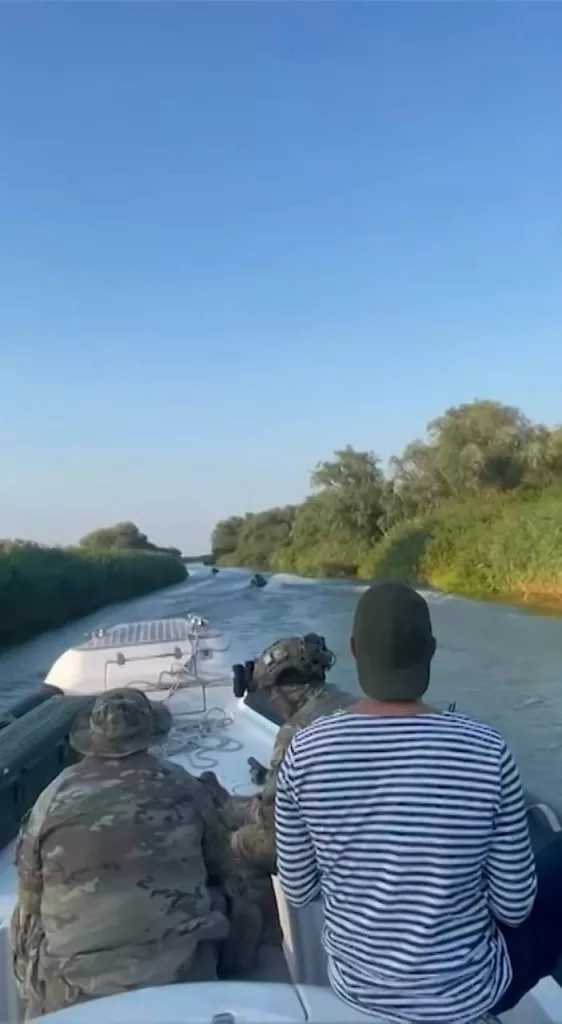 В документальном фильме ГУР о безэкипажных катерах показаны кадры вывода БЭК по рукавам Днепра путём транспортировки на тросах моторными лодками одной из гсн «Group-13»