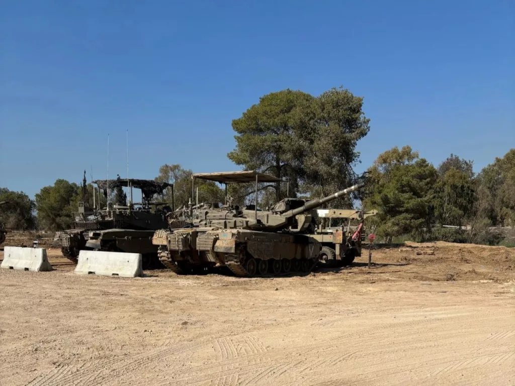 Снятые с хранения израильские танки Merkava Mk.3 стали оснащаться дополнительными блоками динамической защиты по бортам башен для боев в Сектора Газа