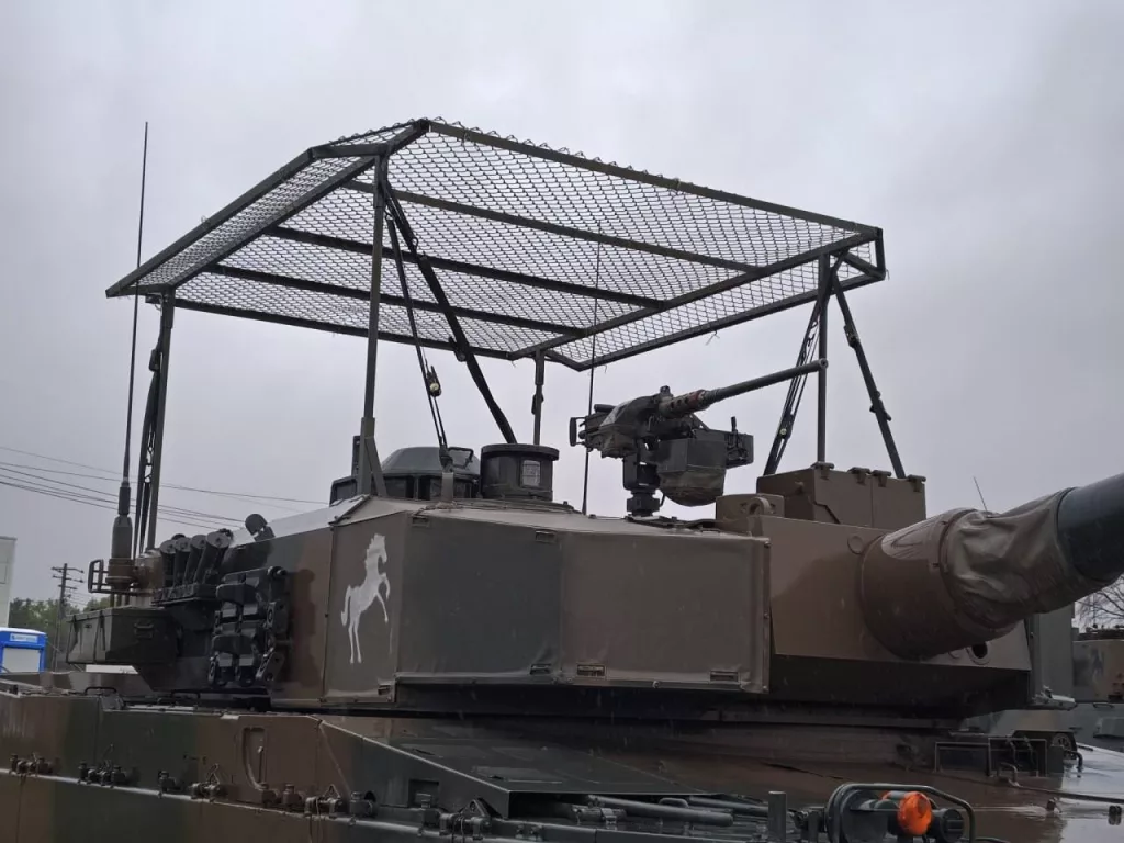 А это уже танки Type 90 и Type 10 сил самообороны Японии с первыми «мангальчиками»