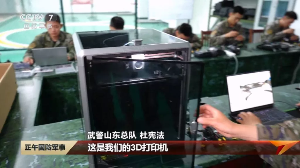 Кадры из репортажа о «студии инноваций в области БПЛА» народной вооружённой полиции Китая, на которых представлены FPV-дроны, включая оптоволоконные, и 3D-принтеры для печати компонентов