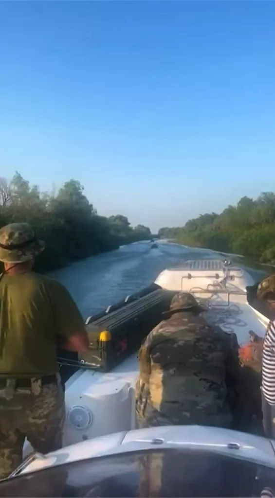 В документальном фильме ГУР о безэкипажных катерах показаны кадры вывода БЭК по рукавам Днепра путём транспортировки на тросах моторными лодками одной из гсн «Group-13»