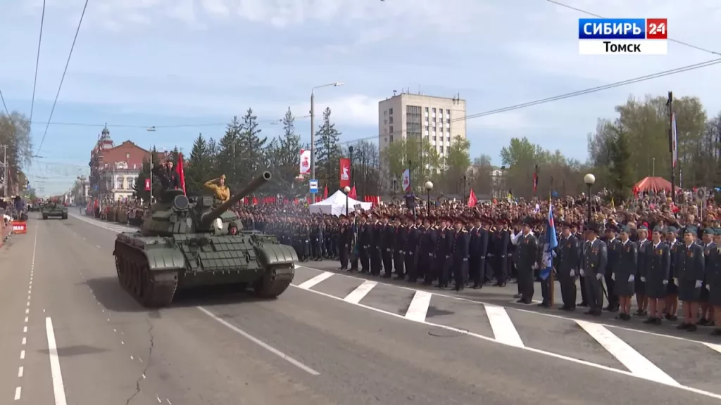 Еще одной хорошей исторической реконструкцией, плавно переходящей в современность, порадовал парад в Томске