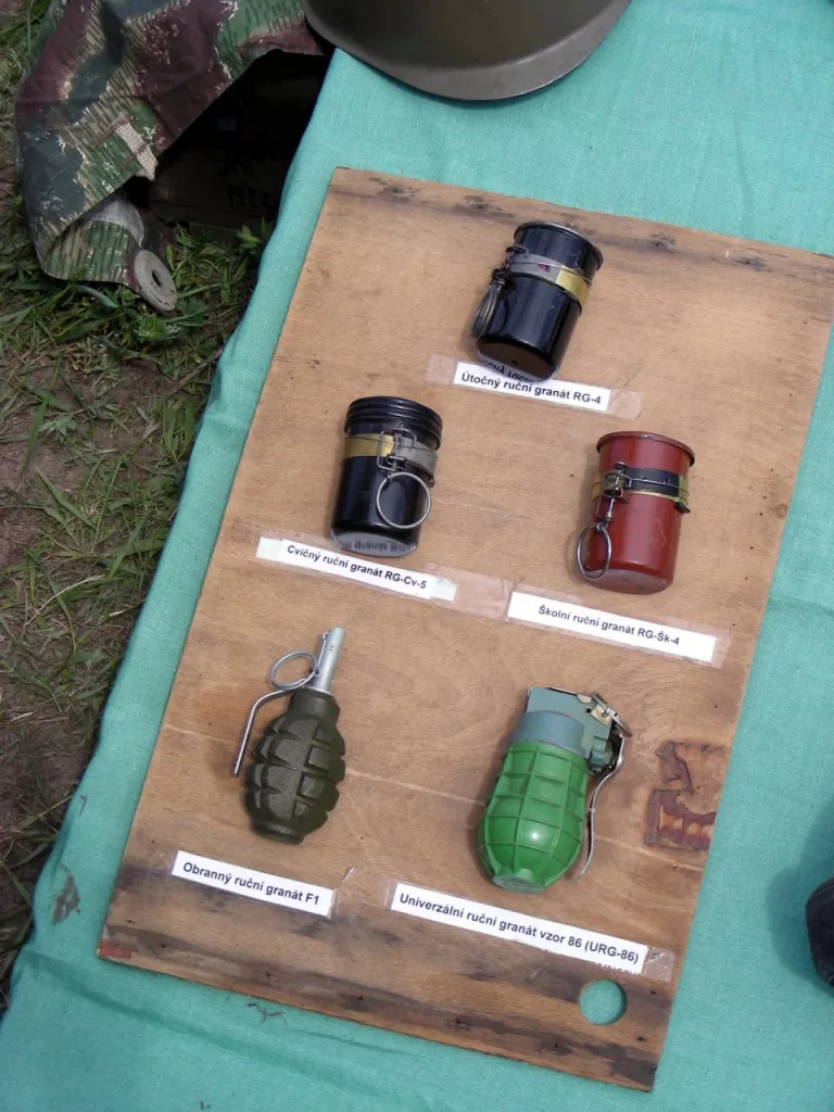 Они ж ручные. RG-4.  RG-4 — наступательная ручная граната. Cтрана-разработчик — Чехословакия. Производитель не установлен. Замечена в зоне проведения СВО, в том числе в виде трофеев