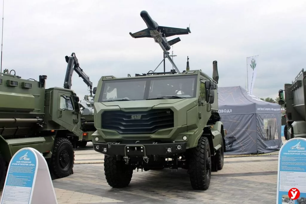 На международной выставке вооружений MILEX-2025 белорусская компания «ОКБ ТСП» представила командно-штабную машину управления огнем артиллерии «Арба»