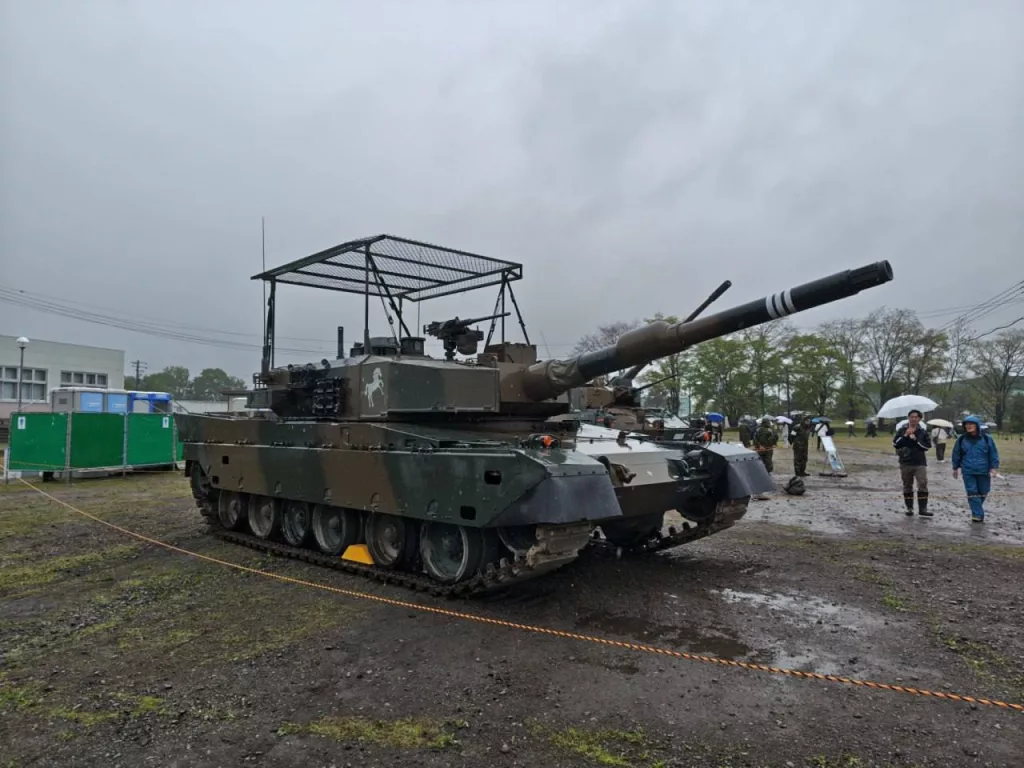 А это уже танки Type 90 и Type 10 сил самообороны Японии с первыми «мангальчиками»
