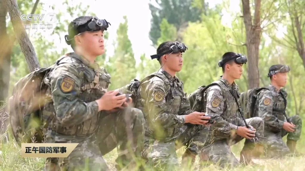 Кадры из репортажа о «студии инноваций в области БПЛА» народной вооружённой полиции Китая, на которых представлены FPV-дроны, включая оптоволоконные, и 3D-принтеры для печати компонентов