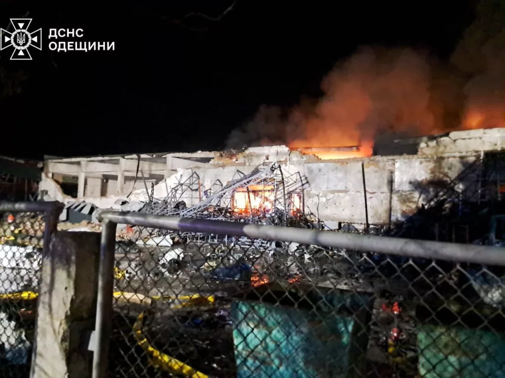 В Измаиле Одесской области после воздушной атаки сгорел склад "Новой Почты"