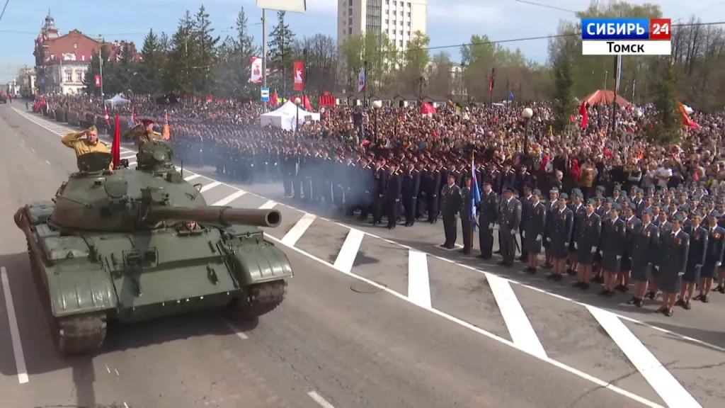 Еще одной хорошей исторической реконструкцией, плавно переходящей в современность, порадовал парад в Томске