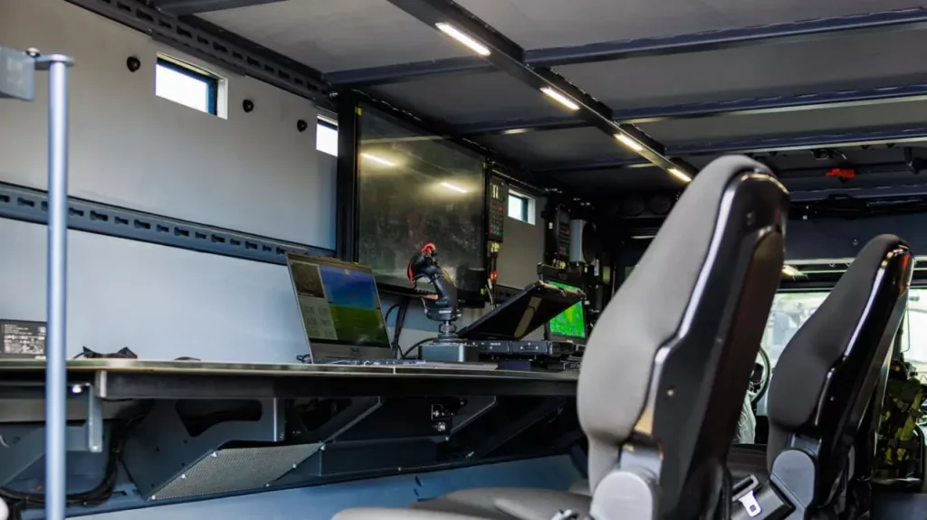 На международной выставке вооружений MILEX-2025 белорусская компания «ОКБ ТСП» представила командно-штабную машину управления огнем артиллерии «Арба»