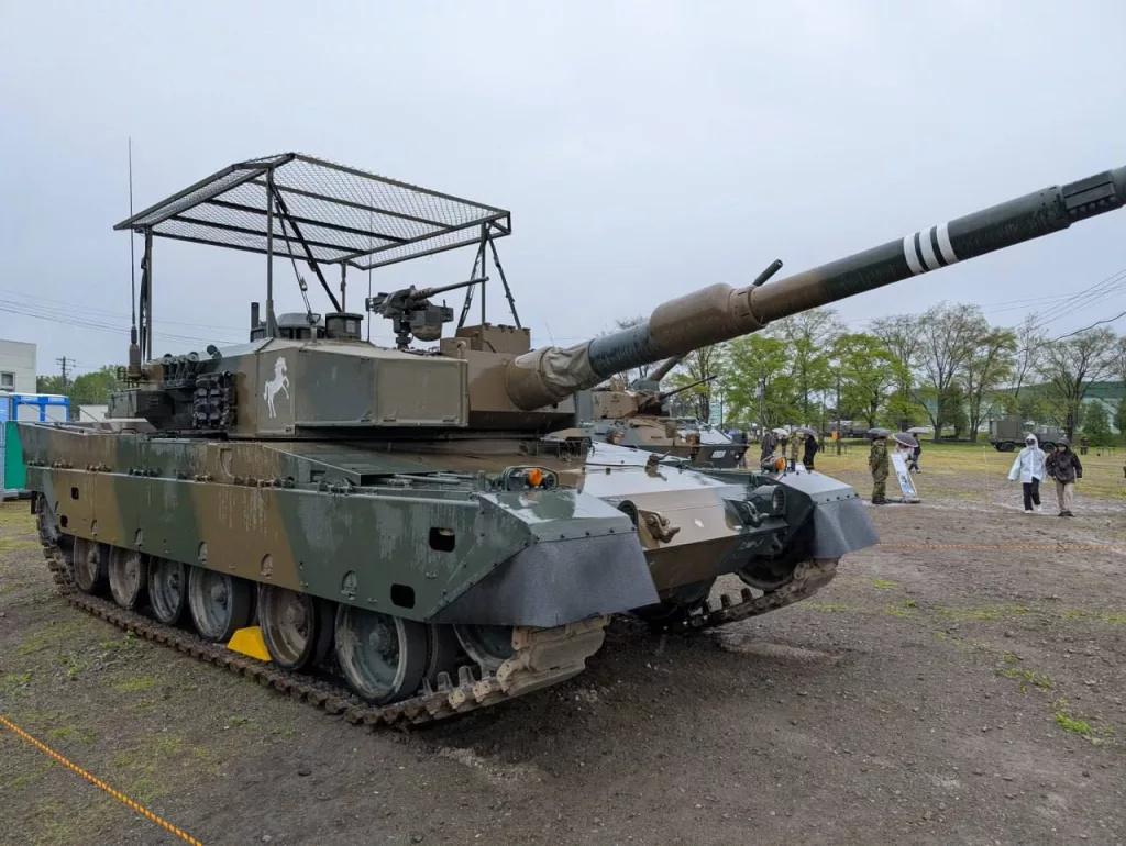 А это уже танки Type 90 и Type 10 сил самообороны Японии с первыми «мангальчиками»