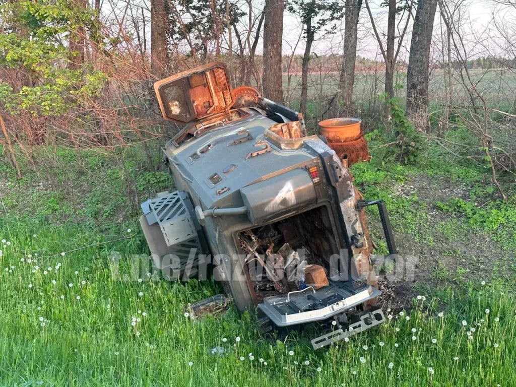 Осмотр уничтоженной американской ББМ International MaxxPro и других образцов военной техники украинских оккупантов