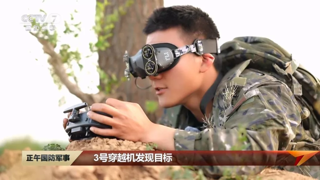 Кадры из репортажа о «студии инноваций в области БПЛА» народной вооружённой полиции Китая, на которых представлены FPV-дроны, включая оптоволоконные, и 3D-принтеры для печати компонентов