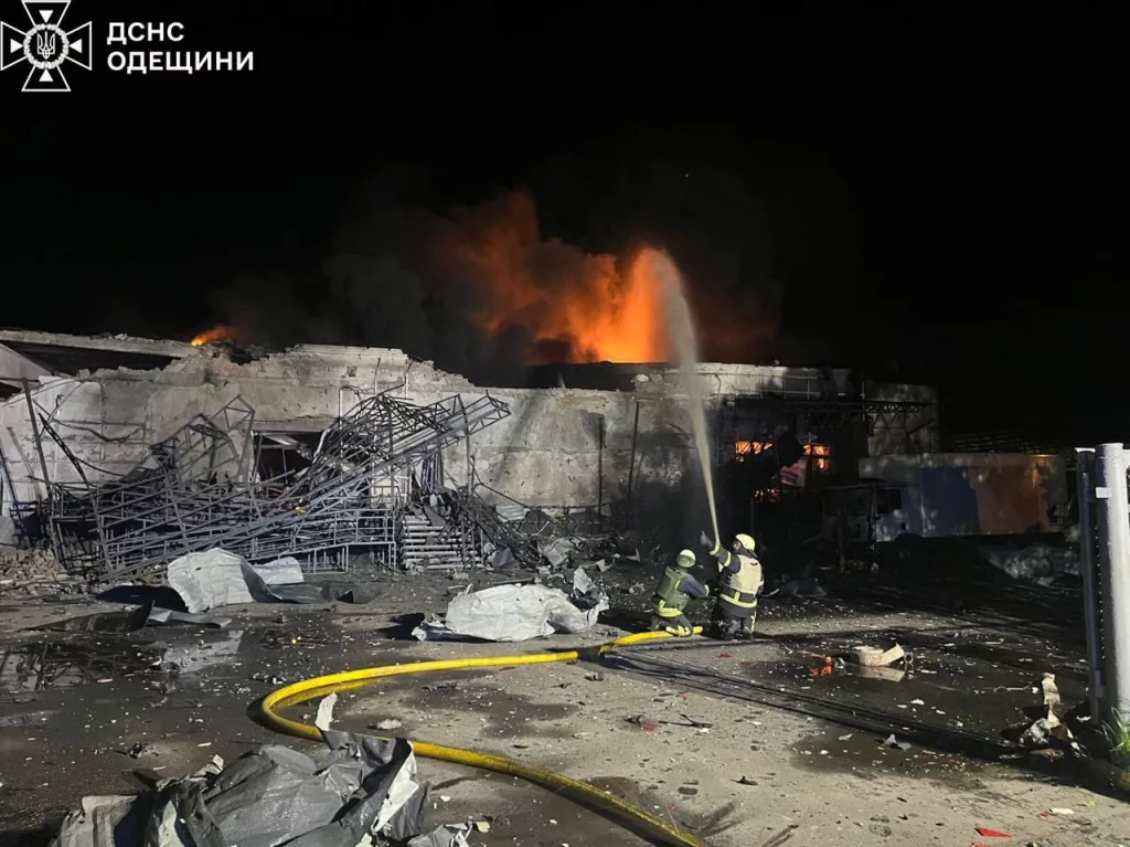 В Измаиле Одесской области после воздушной атаки сгорел склад "Новой Почты"