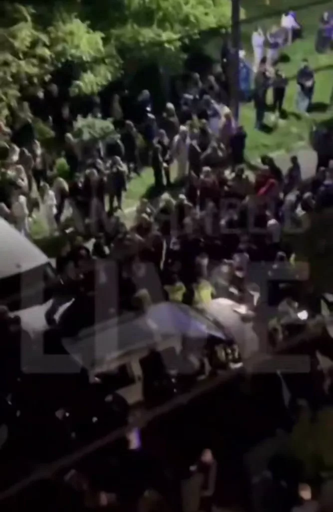 Население начинает давать отпор. Этой ночью в Хмельницкой области около сотни человек заблокировали машину ТЦК и порезали ей шины