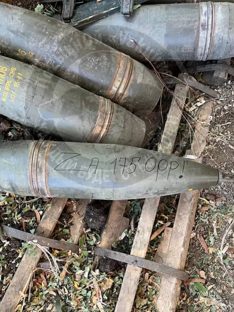 Поставленные из Ирана американские 203-мм снаряды M106 в боекомплекте российской 203-мм самоходной пушки 2С7М "Малка"
