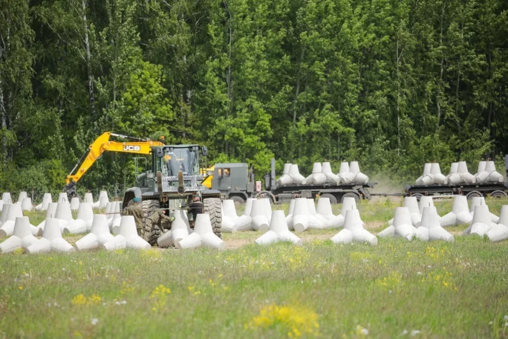 Тем временем польские вооруженные силы активно возводят фортификационные сооружения на границе с Калининградской областью