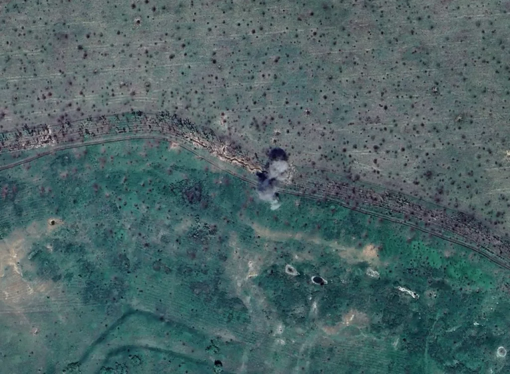 Спутник заснял момент разрыва снаряда возле украинских окопов в районе села Новоегоровка в ЛНР