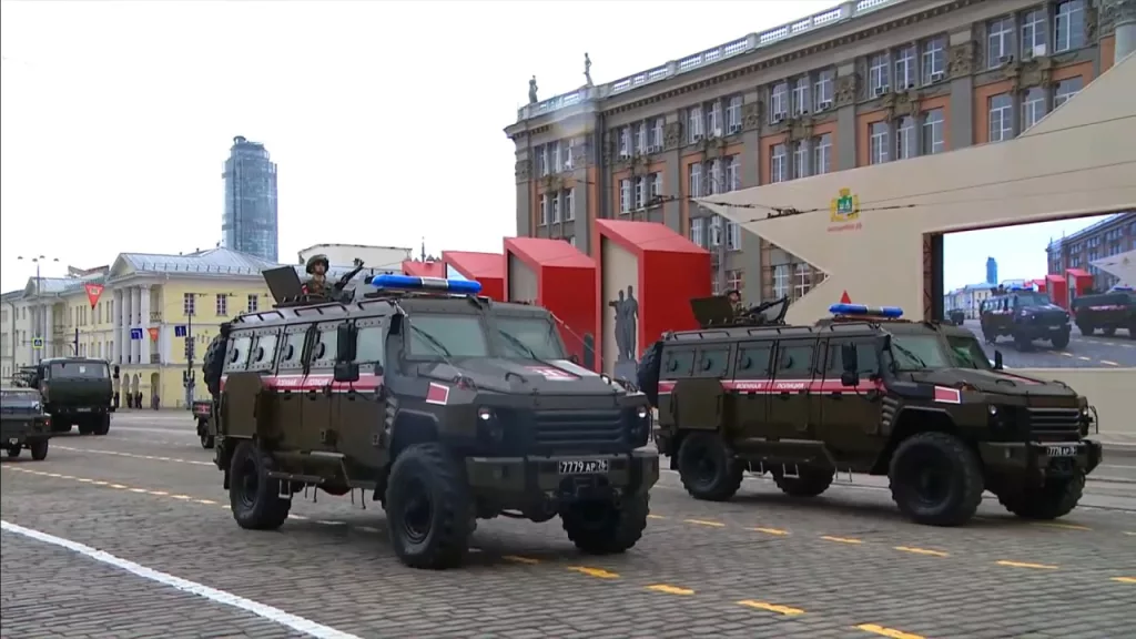 Екатеринбург представил один из самый "боевых" парадов техники - практически вся показанная бронетехника оснащена антидроновыми мангалами, защитными решетками и системами РЭБ примерно так, как это выглядит на поле боя