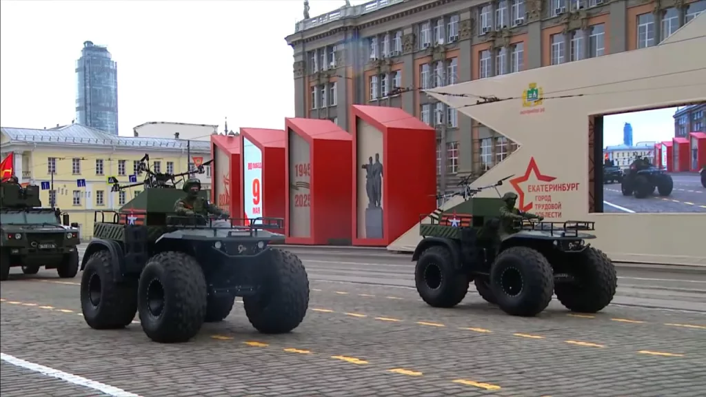 Екатеринбург представил один из самый "боевых" парадов техники - практически вся показанная бронетехника оснащена антидроновыми мангалами, защитными решетками и системами РЭБ примерно так, как это выглядит на поле боя