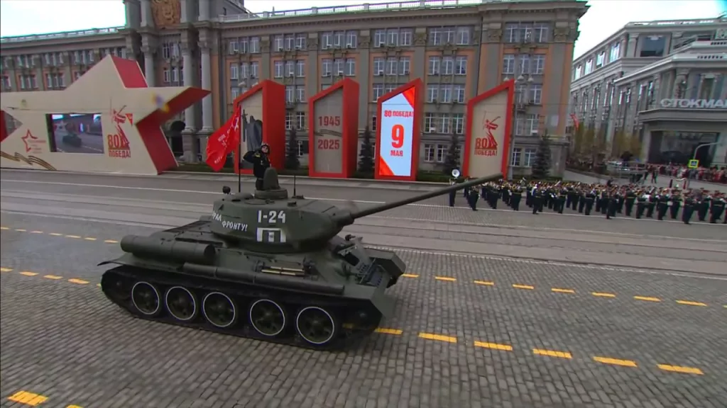 Историческая часть парада Победы в Екатеринбурге - танк Т-34-85, бронетранспортеры БА-64 и БТР-40, 140-мм РСЗО БМ-14ММ, мотоциклетный расчет и ГАЗ-АА "Полуторка"